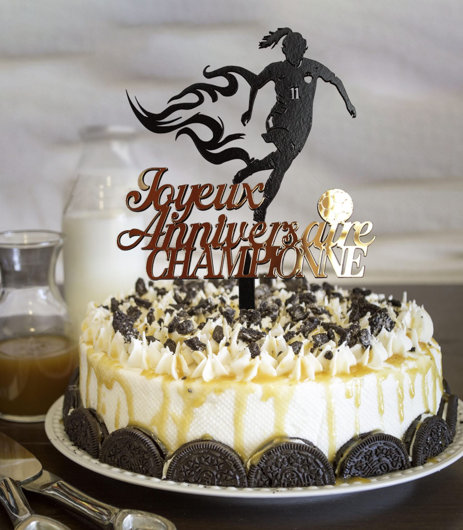 Topper à gâteau silhouette joueuse de foot en acrylique avec inscription Joyeux anniversaire championne en doré miroir