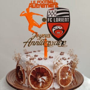 Topper Cake FC Lorient avec joueur en talonnade et slogan Le Football Autrement