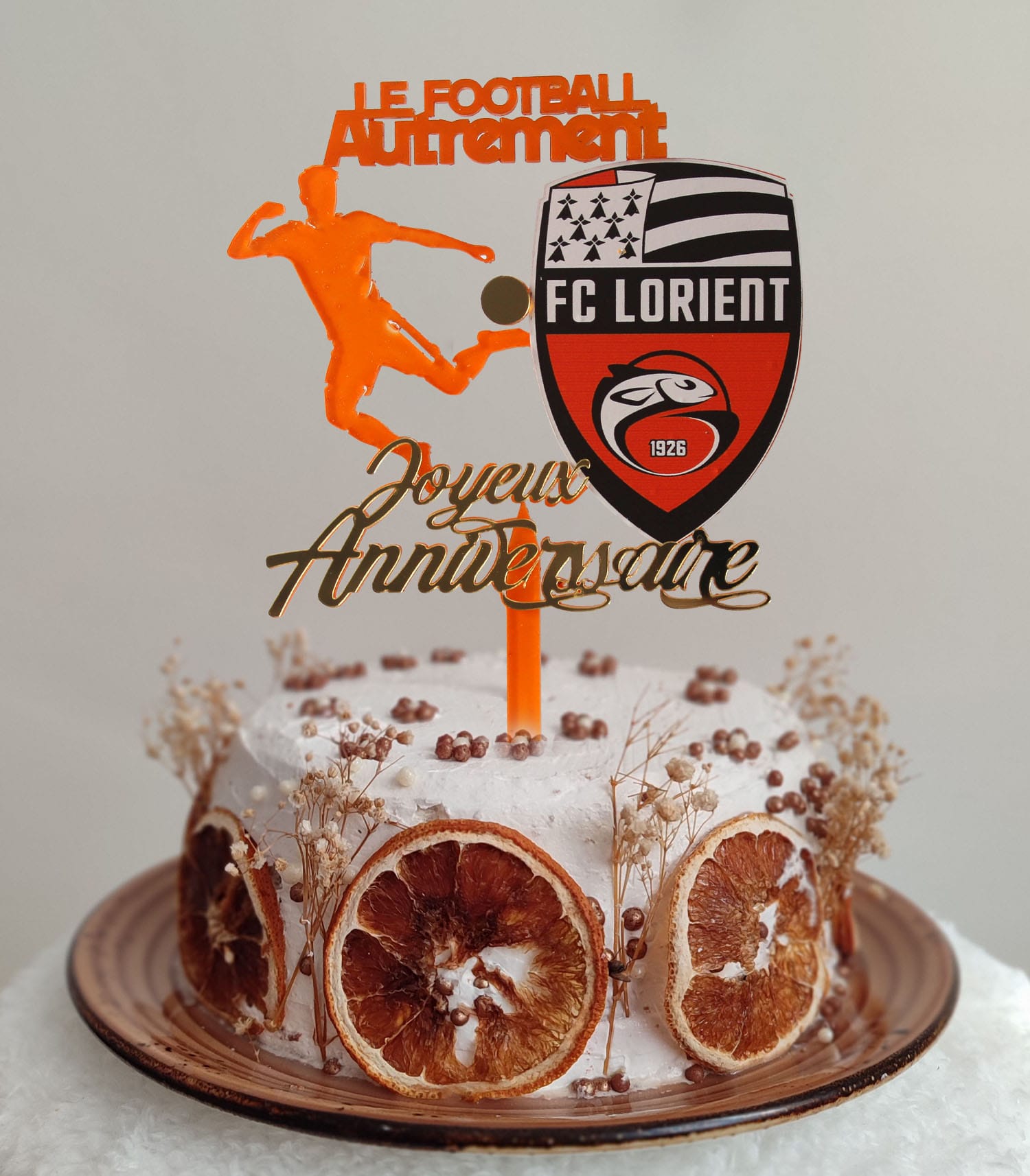 Topper Cake FC Lorient avec joueur en talonnade et slogan Le Football Autrement
