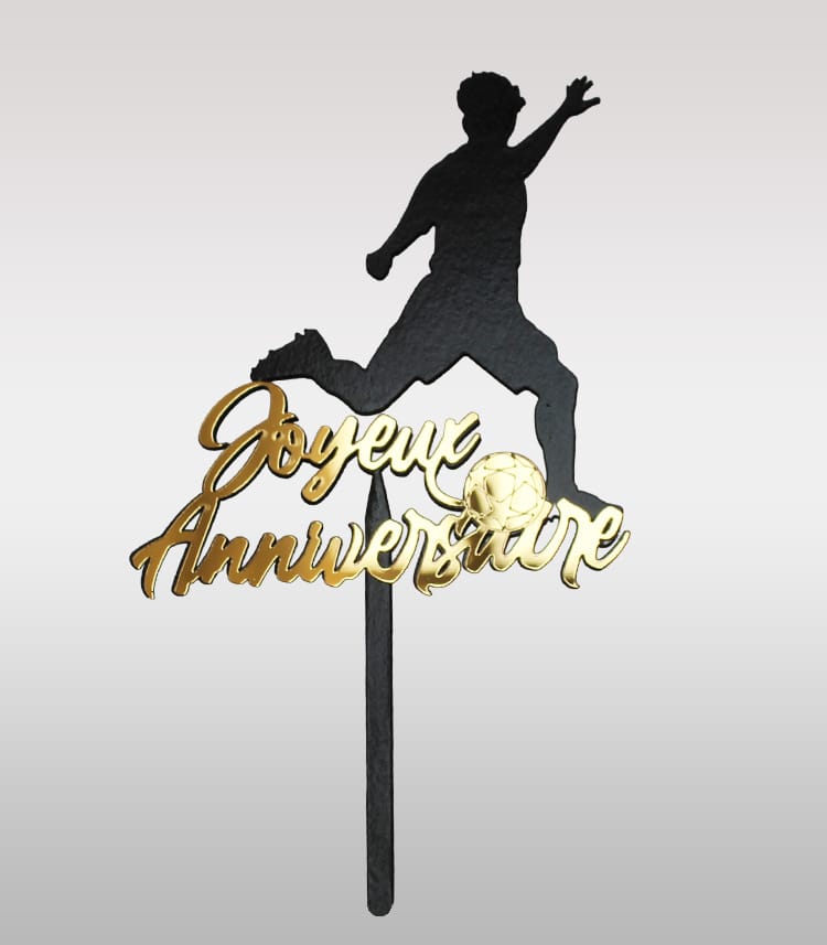 Topper à gâteau silhouette joueur de foot junior en acrylique avec inscription Joyeux anniversaire en doré miroir, découpe laser