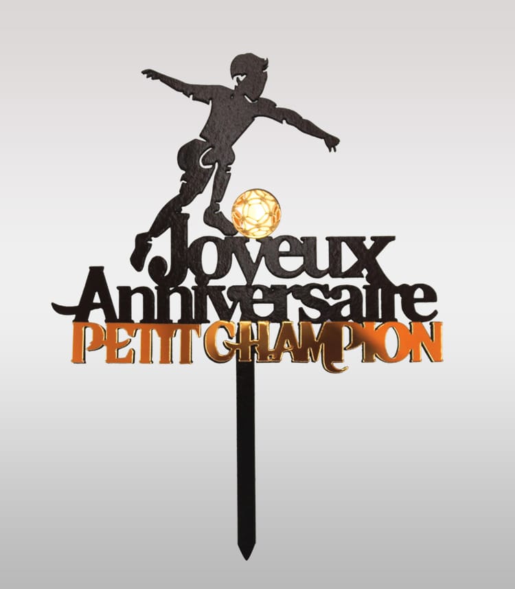 Topper à gâteau silhouette joueur de foot minime en acrylique avec inscription Joyeux anniversaire petit champion en doré miroir, découpe laser