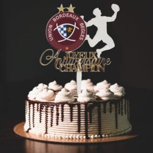 Topper à gâteau Union Bordeaux Bègles en acrylique avec logo sticker contrecollé, rugbyman sautant de joie, deux étoiles dorées et inscription Joyeux anniversaire champion