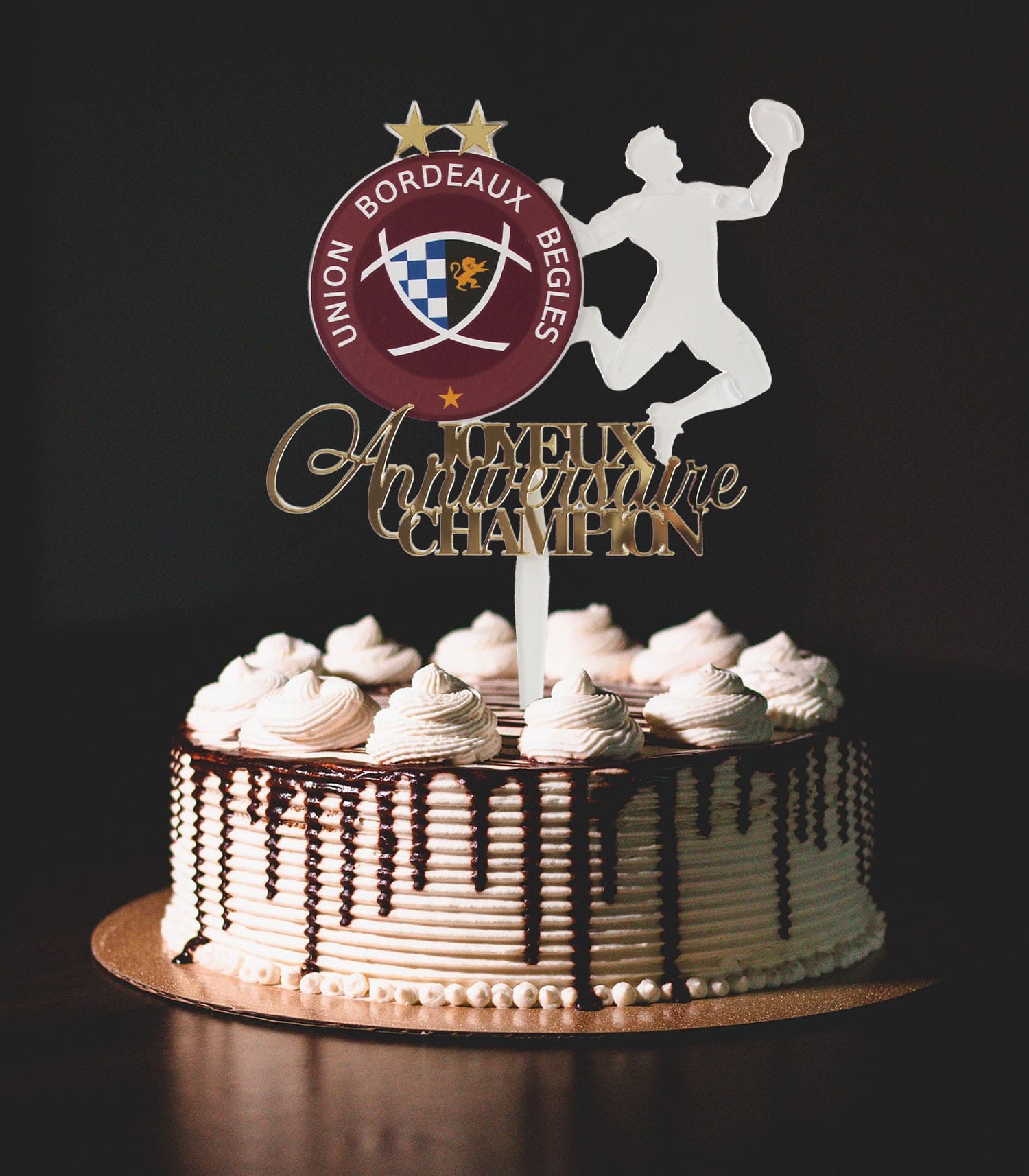 Topper à gâteau Union Bordeaux Bègles en acrylique avec logo sticker contrecollé, rugbyman sautant de joie, deux étoiles dorées et inscription Joyeux anniversaire champion
