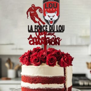 Topper à gâteau LOU Rugby en acrylique, logo contrecollé formant un rugbyman, slogan La Force du LOU en noir et inscription Joyeux anniversaire champion en rouge miroir