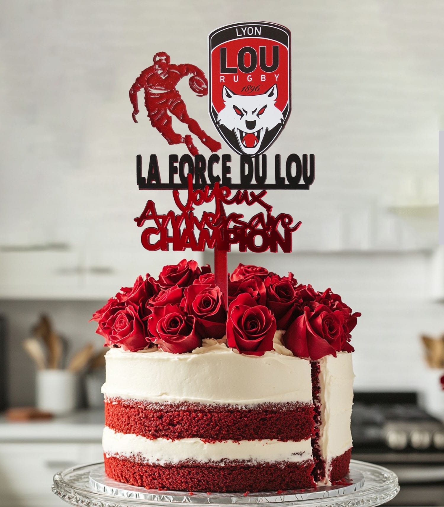 Topper à gâteau LOU Rugby en acrylique, logo contrecollé formant un rugbyman, slogan La Force du LOU en noir et inscription Joyeux anniversaire champion en rouge miroir