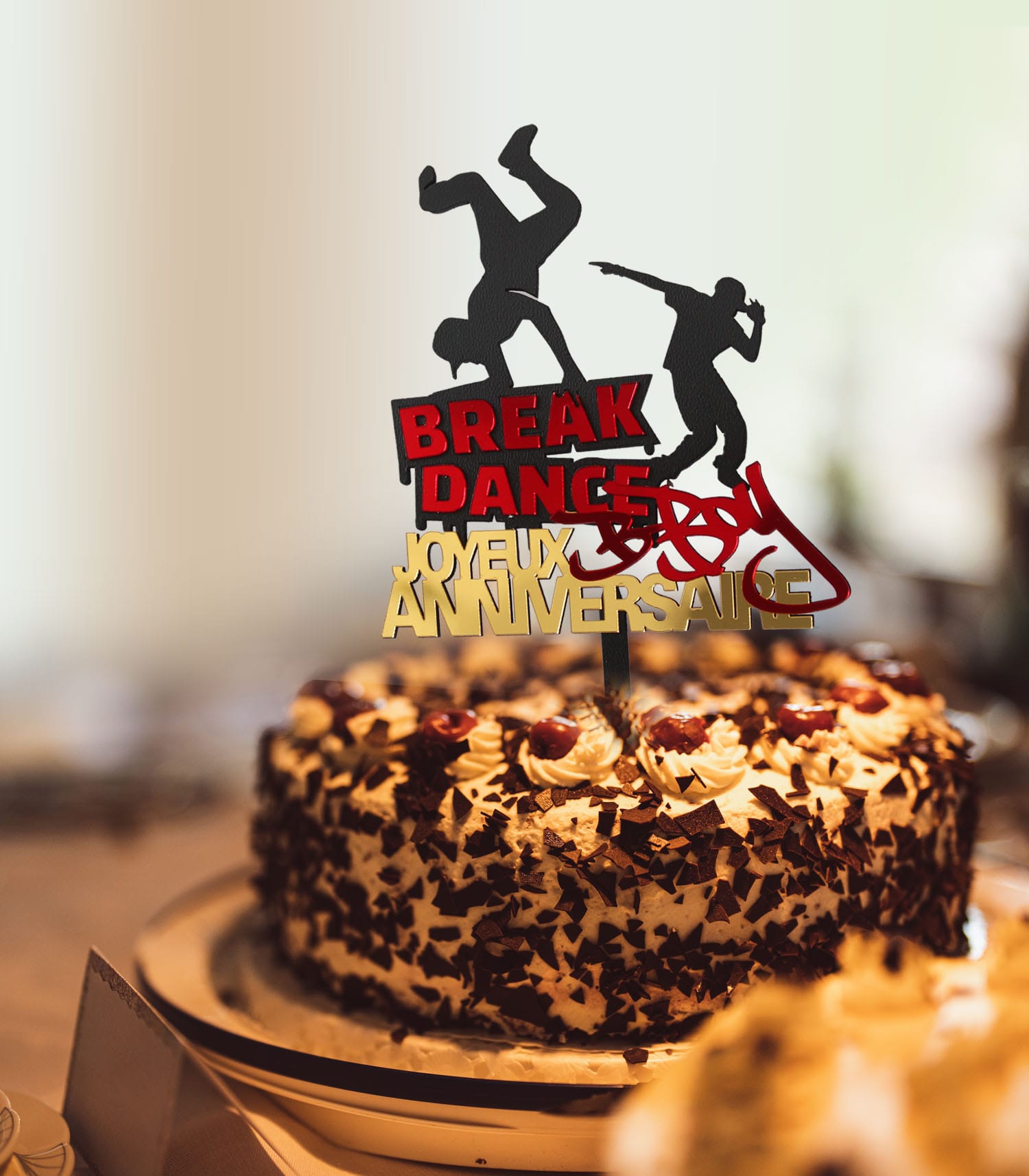 Topper à gâteau en fibre de bois peint noir avec silhouette de deux danseurs de break dance, inscription "Break Dance" et "B-boy" en rouge miroir style graffiti, "Joyeux anniversaire" en doré miroir