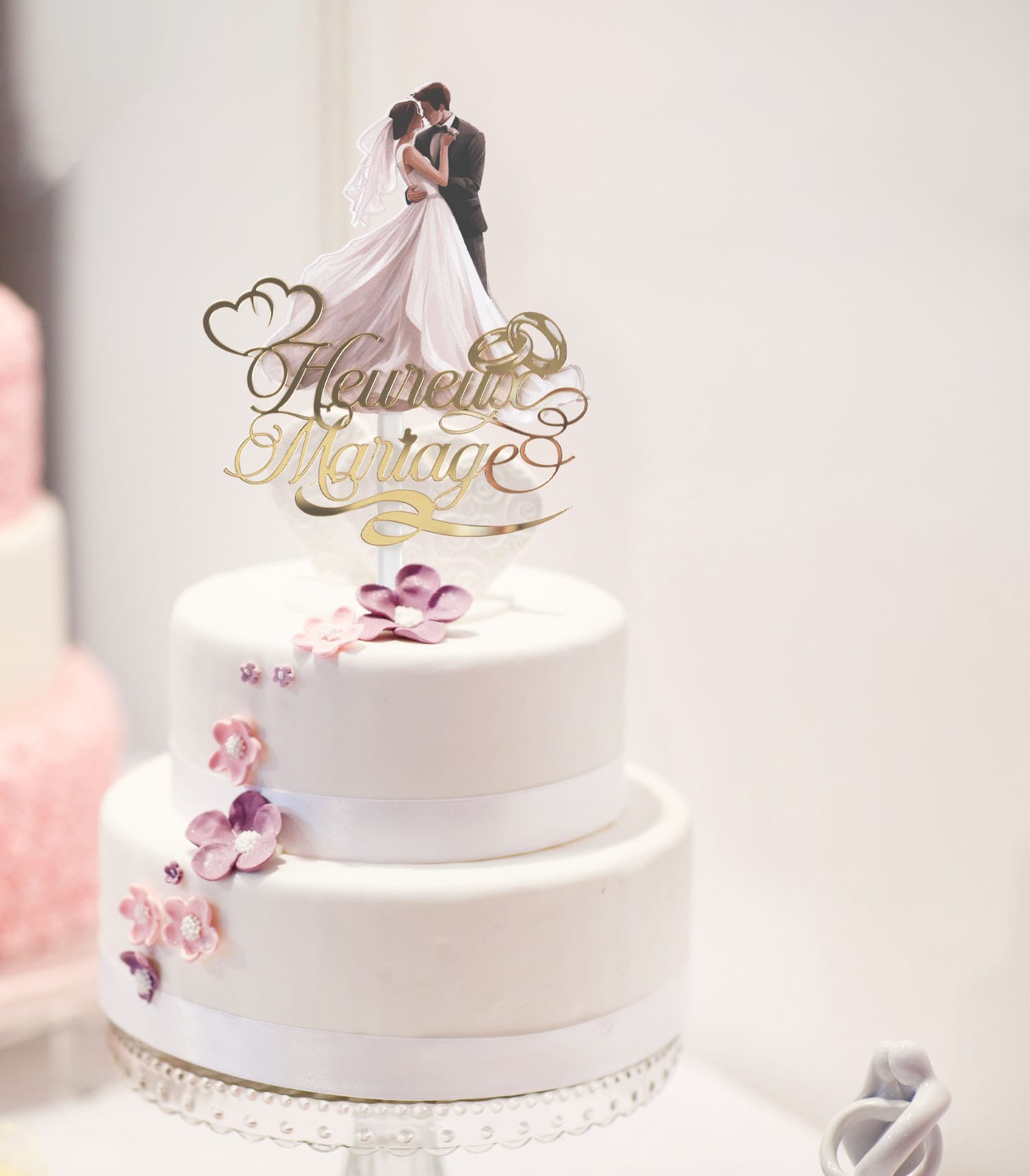 Topper à gâteau de mariage avec couple de mariés enlacés en photo contrecollée sur acrylique découpé, inscription Heureux mariage en script doré miroir, alliances et cœurs dorés