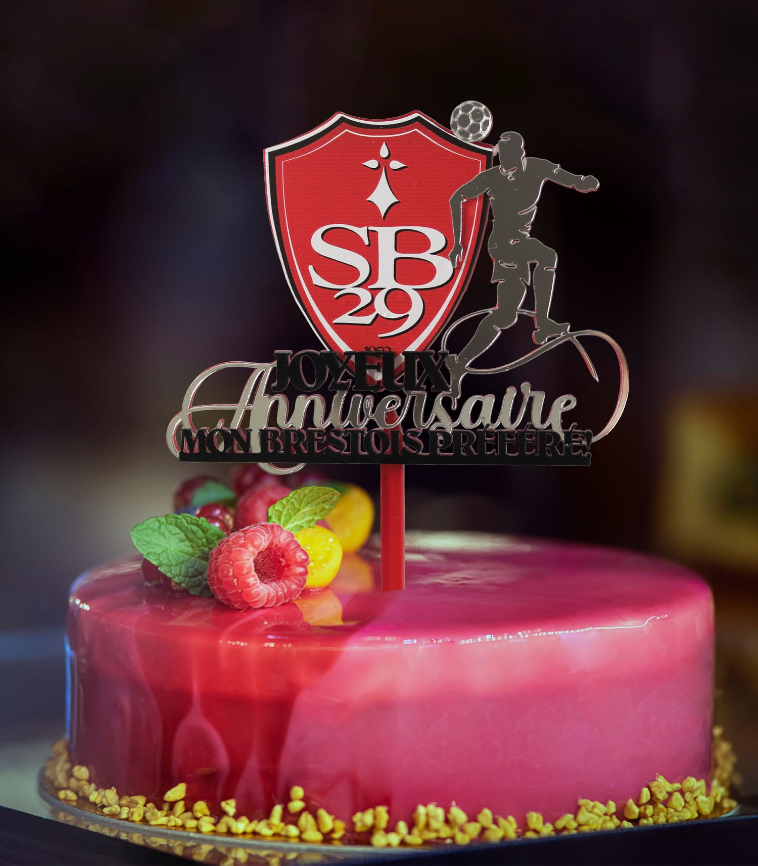 Topper à gâteau Stade Brestois en acrylique avec logo du club, joueur de foot découpé et inscription Joyeux anniversaire mon brestois préféré