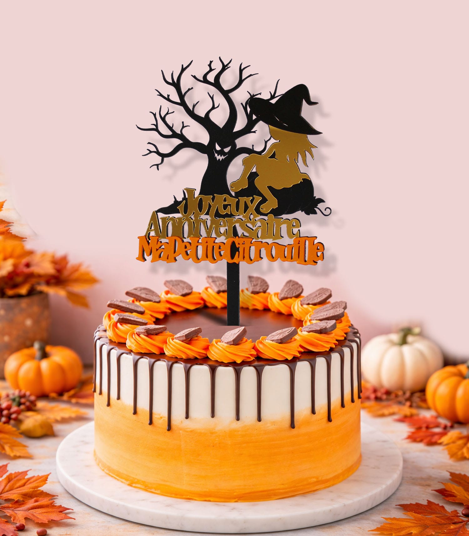 Topper à gâteau découpe arbre terrifiant aux yeux et bouche, petite fille au chapeau de sorcière assise sur une citrouille, inscription Joyeux anniversaire en doré miroir et Ma petite citrouille en orange